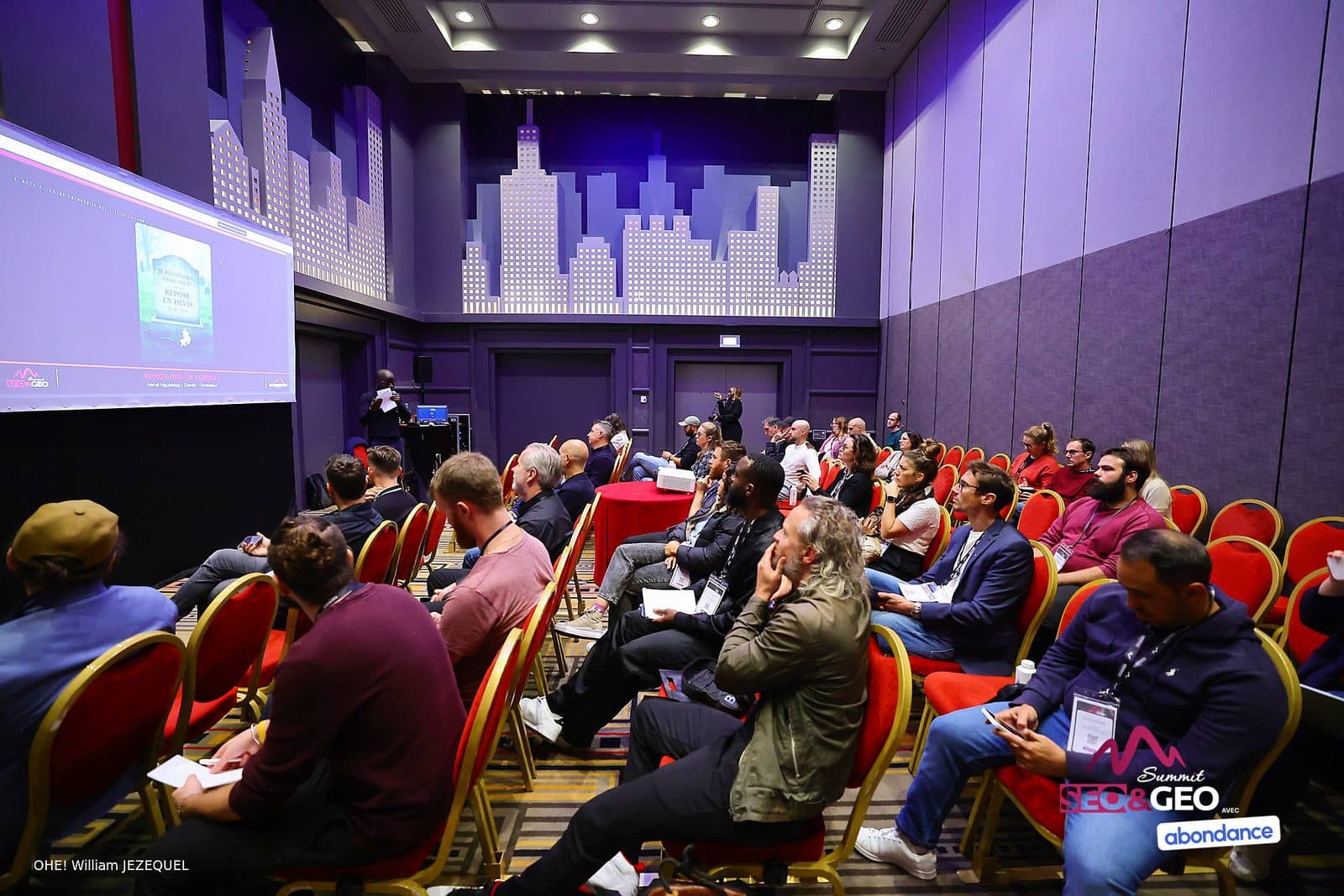 Le public de la conférence « Vends-moi ce caillou », salle D du SEO & GEO Summit 2026 à Disneyland Paris