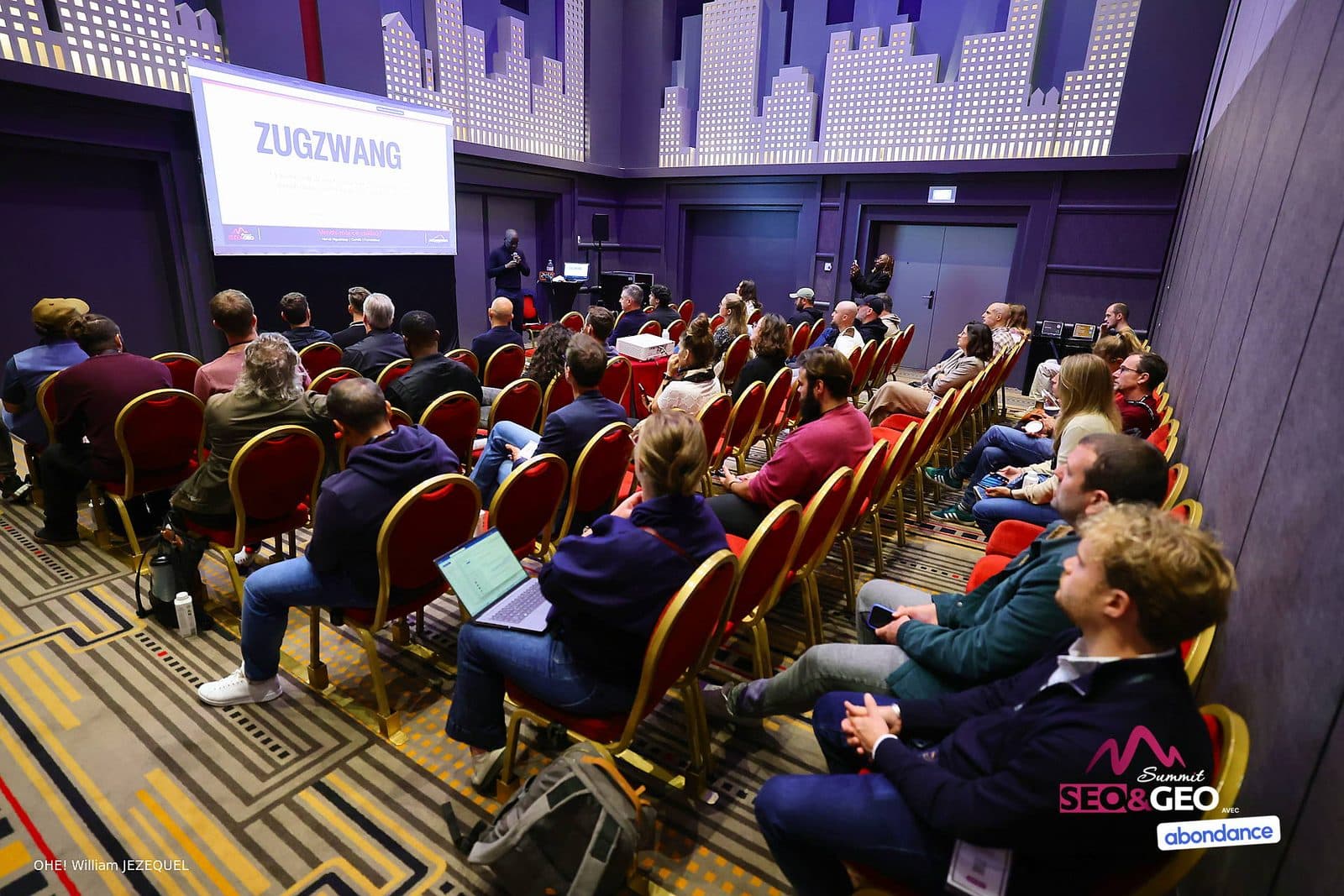 Le public de la conférence « Vends-moi ce caillou » devant la diapositive « Zugzwang », SEO & GEO Summit 2026