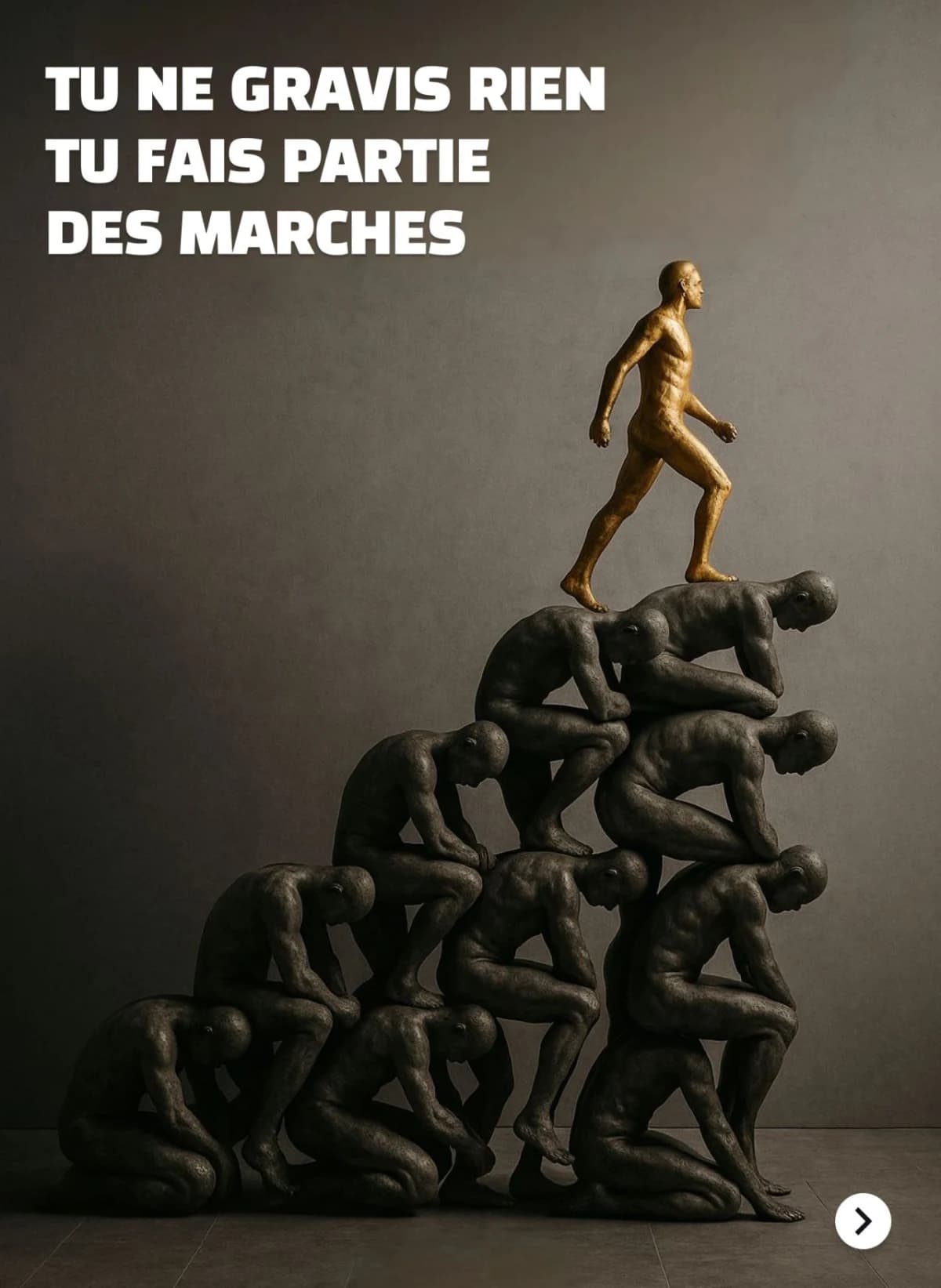 Sculpture : figure dorée au sommet d'une pyramide de figures sombres, symbole de différenciation de marque