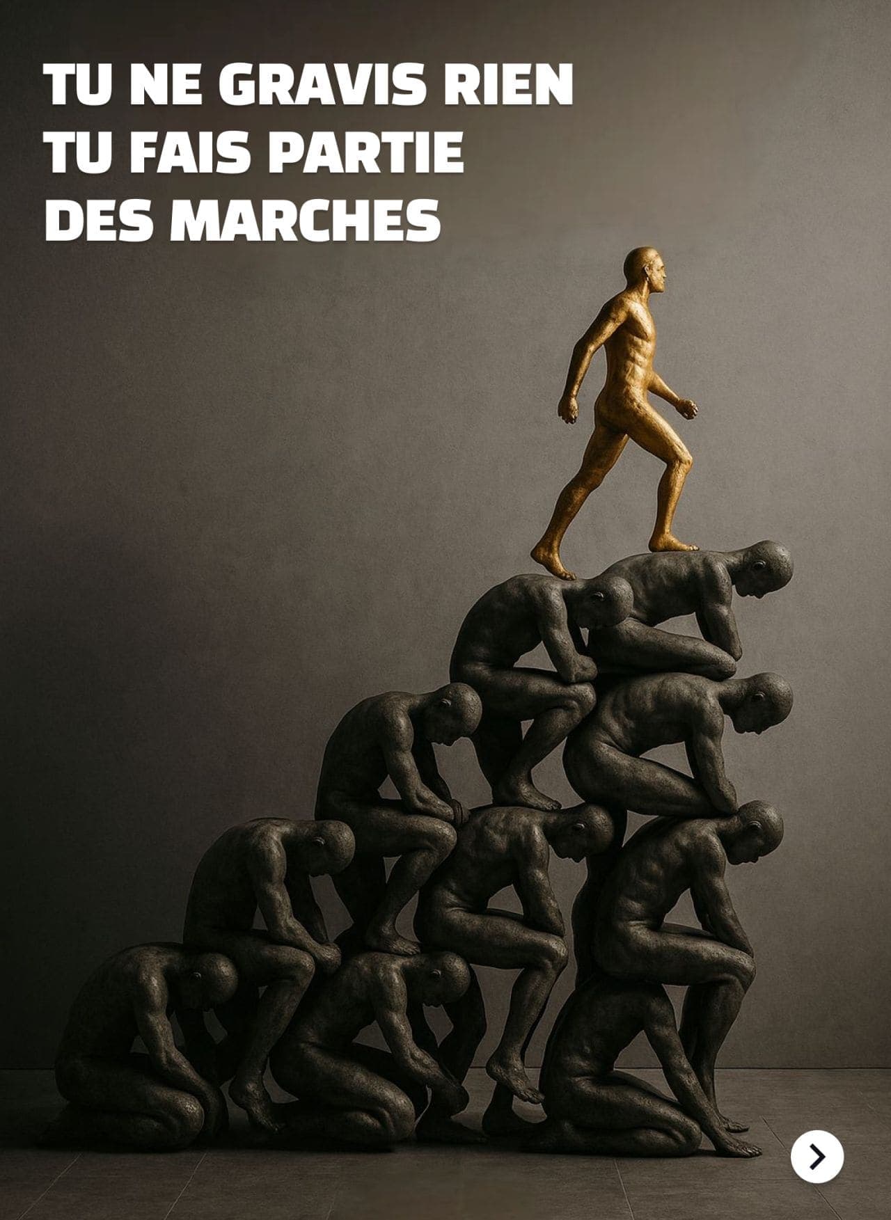 Sculpture — figure dorée au sommet d'une pyramide de figures sombres, symbole de différenciation de marque